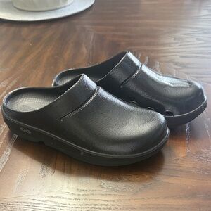 Black OOFOS Slip-On Clogs